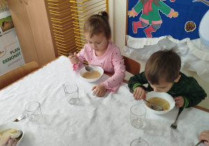 Dzieci jedzą posiłek