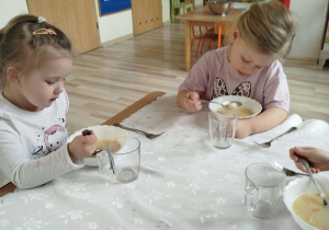 Dzieci biorą udział w zabawie "Cicho-sza, jemy kulturalnie"