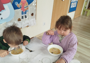 Chłopiec i dziewczynka jedzą obiad