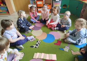 Dzieci siedzą w kole