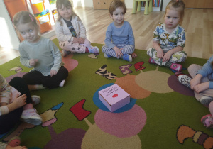 Dzieci biorą udział w zabawie "Pudełko Dobrych Uczynków"