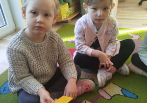 Dziewczynka wylosowała kartkę