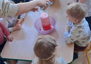 Dzieci obserwują eksperyment wulkan przy stoliku