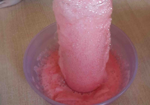 Dzieci obserwują eksperyment wulkan przy stoliku