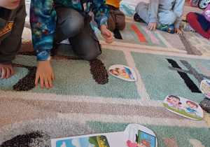 Dzieci uczestniczą w zajęciach dydaktycznych na dywanie