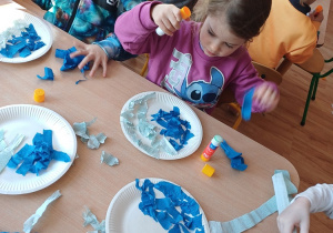 Dzieci wykonują pracę plastyczną