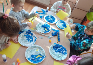 Dzieci wykonują pracę plastyczną, rozwijając kreatywność