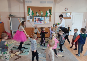 Dzieci biorą udział w zabawach taneczno - ruchowych prowadzonych przez aniamatorów