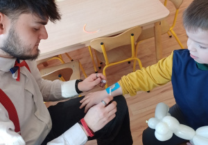 Chłopiec otrzymuje kolorowy tatuaż