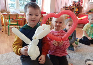 Dzieci prezentują swoje balony