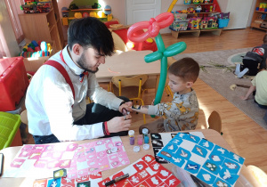 Dziecko otrzymuje kolorowy tatuaż