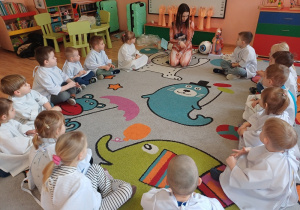 Dzieci z zainteresowaniem słuchają prowadzącej