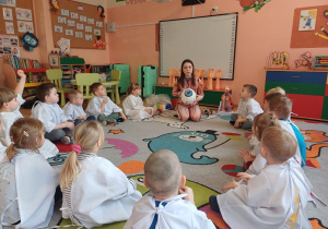 Dzieci uczestniczą w zajęciach o budowie ciała człowieka, poznając zmysły- oko