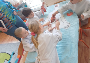 Dzieci układają model narządów wewnętrznych człowieka