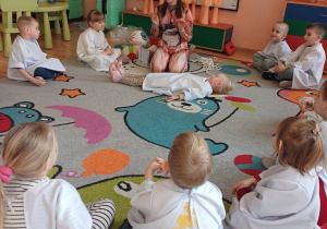 Dzieci uczą się pozycji bezpiecznej podczas zajęć edukacyjnych