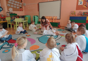 Dzieci uczą się pozycji bezpiecznej podczas zajęć edukacyjnych