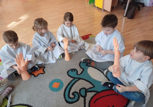 Dzieci poznają budowę ręki i uczą się zasad opatrywania drobnych urazów