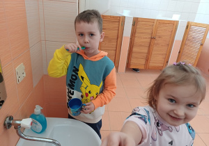 Dzieci myją zęby