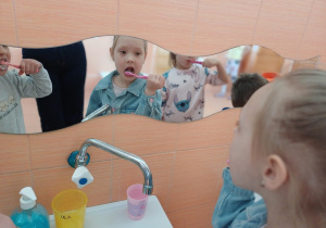 Dzieci myją zęby