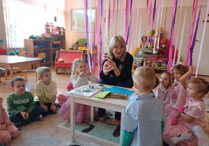 Dzieci uczestniczą w zajęciach edukacyjnych, poznając zasady dbania o zdrowe zęby