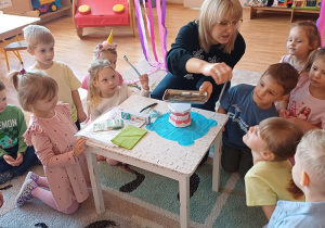 Dzieci uczestniczą w zajęciach edukacyjnych, poznając zasady dbania o zdrowe zęby