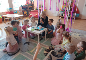 Dzieci aktywnie uczestniczą w zajęciach