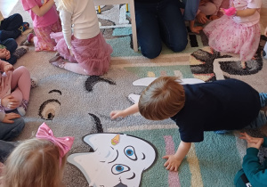 Dzieci uczestniczą w zabawie edukacyjnej, utrwalając zasady dbania o zęby
