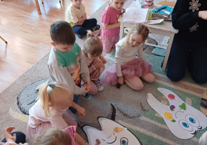 Dzieci uczestniczą w zabawie edukacyjnej, utrwalając zasady dbania o zęby