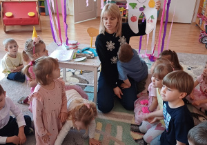 Dzieci uczestniczą w zabawie edukacyjnej, utrwalając zasady dbania o zęby