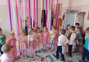 Chłopcy wręczają dziewczynkom prezenty z okazji Dnia Kobiet