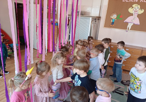 Chłopcy wręczają dziewczynkom prezenty z okazji Dnia Kobiet