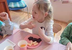 Dzieci świętują Dzień Kobiet przy wspólnym poczęstunku