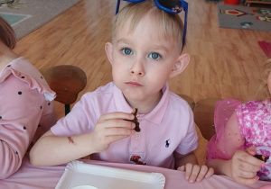 Dzieci świętują Dzień Kobiet przy wspólnym poczęstunku