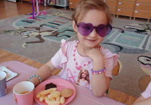 Dzieci świętują Dzień Kobiet przy wspólnym poczęstunku