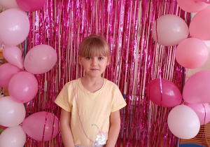 Dziewczynka prezentuje swój upominek podczas przedszkolnego Dnia Kobiet