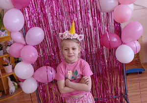 Dziewczynka pozuje do pamiątkowego zdjęcia