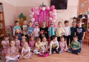 Dzieci wraz z nauczycielką pozują do pamiątkowego zdjęcia