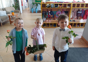 Delegacja chłopców z kwiatami