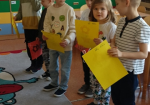 Chłopcy wręczają laurki