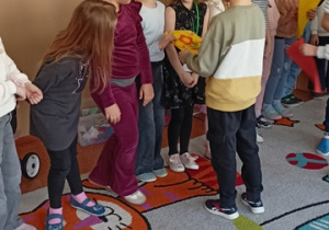 Chłopcy wręczają laurki