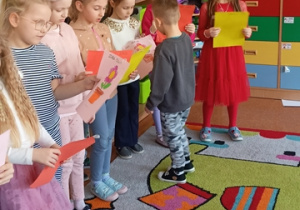 Chłopcy wręczają laurki