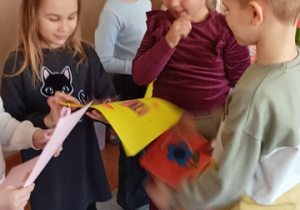 Chłopcy wręczają laurki