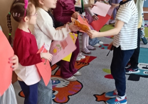 Chłopcy wręczają niespodzianki