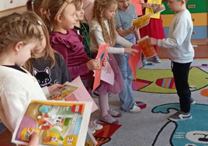 Chłopcy wręczają niespodzianki