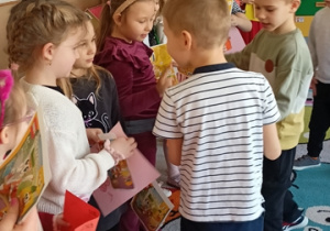 Chłopcy wręczają niespodzianki