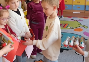 Chłopcy wręczają niespodzianki