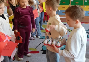 Chłopcy wręczają niespodzianki