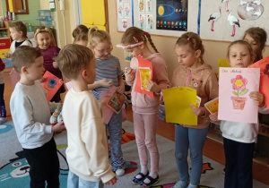 Chłopcy wręczają niespodzianki