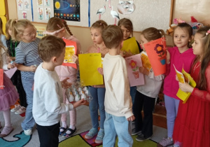 Chłopcy wręczają niespodzianki