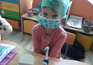 Dzieci wcielają się w rolę dentysty